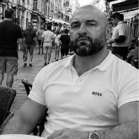 Mr Boss, 51 éves férfi társkereső, Egyéb