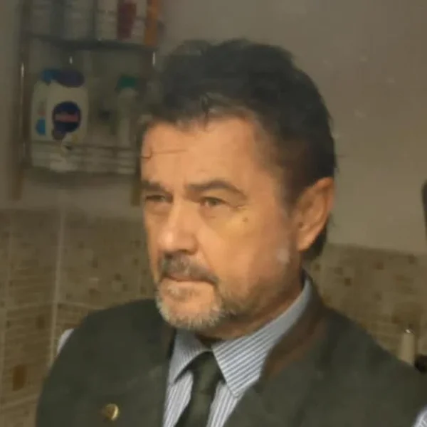 László2025